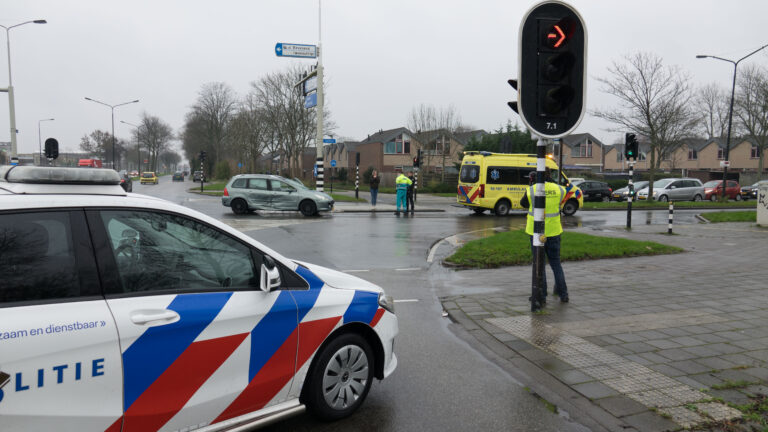 Automobiliste rijdt door rood op Westtangent en ramt voorlangs kruisende auto