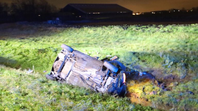 Man stuurt zijn auto in sloot naast Groeneweg Graft