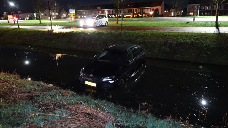 Opnieuw geparkeerde auto achteruit de sloot in langs het Rens Prinspad