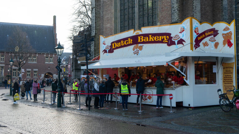 Grote drukte op oudjaarsdag bij Alkmaarse oliebollenkramen