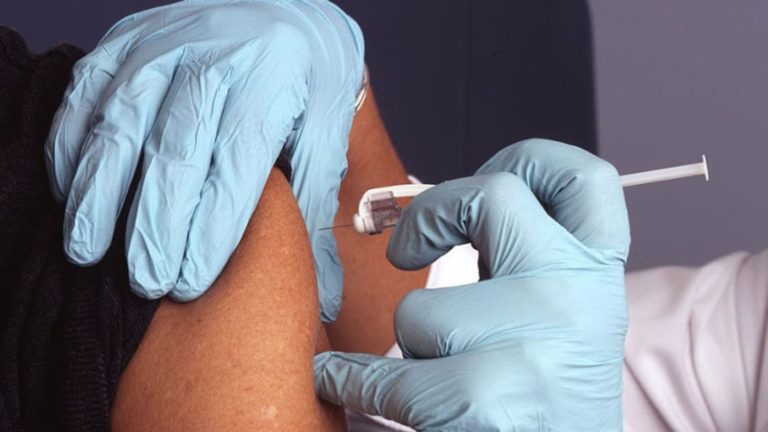 Hoeveelheid vaccin ruim bemeten in flesjes, NWZ kan 200 extra medewerkers inenten