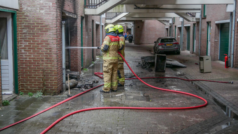 Brand in kelderbox aan Winkelwaard, man gewond aan hand en gezicht