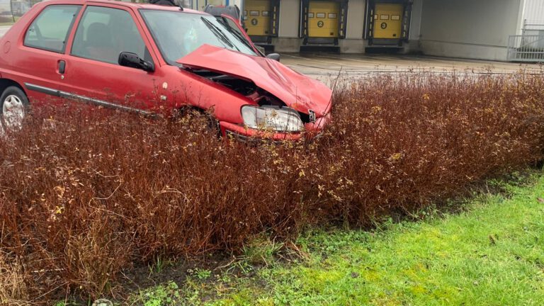 Harde botsing op kruising De Punt-Bijlestaal in Broek op Langedijk