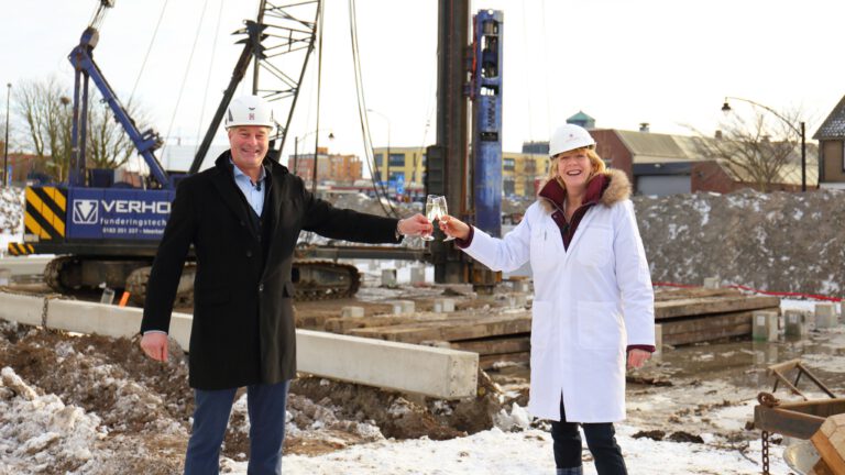 Eerste paal voor De Groene Trede in Waards stationsgebied: “Meer woningbouw zal volgen”