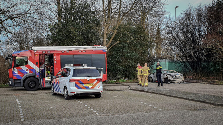 Voorbijgangers vinden uitgebrande auto op parkeerterrein Terborchlaan in Alkmaar