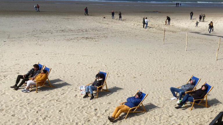 Gemeente Bergen treedt ferm op tegen ligstoelen op het Egmondse strand