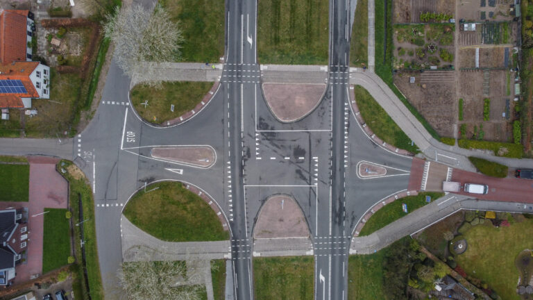 Nieuwe strepen op Randweg Egmond-Binnen moet ongelukken voorkomen