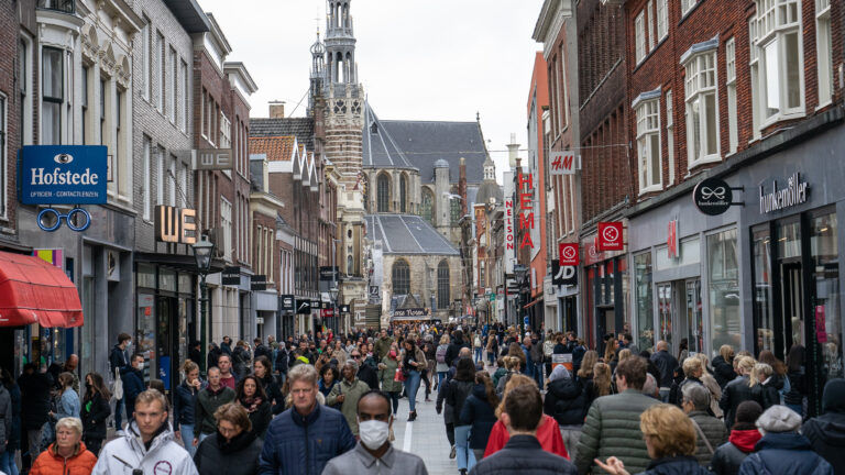 Bezoekers massaal naar Alkmaarse binnenstad op eerste ‘winkelzaterdag’