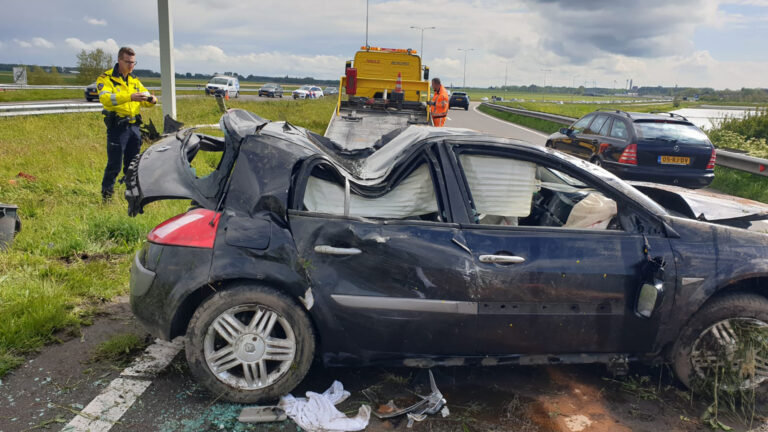 Auto slaat over de kop in middenberm N242; bestuurder gewond naar ziekenhuis