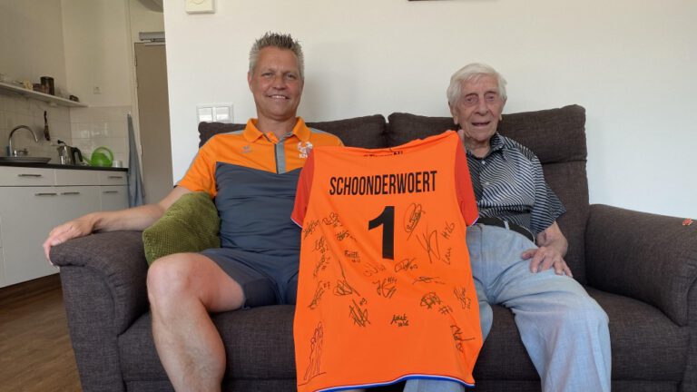 Korfbalbondscoach brengt verrassingsbezoek aan oud-international Schoonderwoert (102)