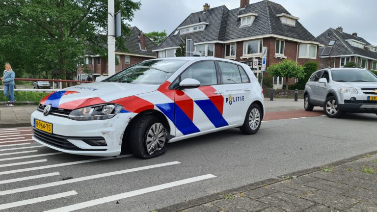Politie met spoedsignalen botst op twee auto’s op Juliana van Stolberglaan