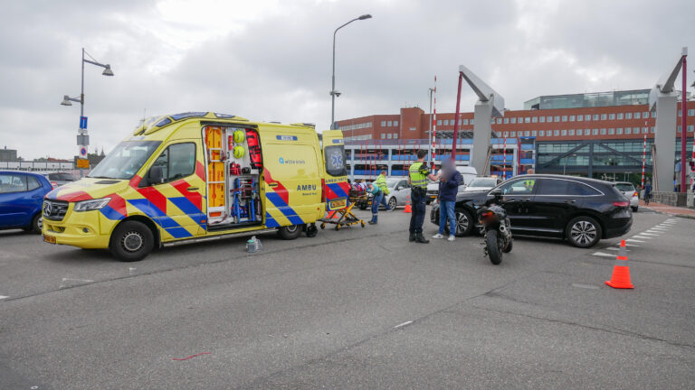 Motorrijder naar ziekenhuis na aanrijding bij Tesselsebrug