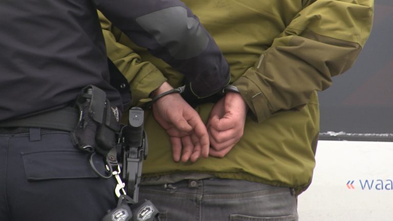 Alkmaarder aangehouden door arrestatieteam na bedreiging van omstanders en agenten