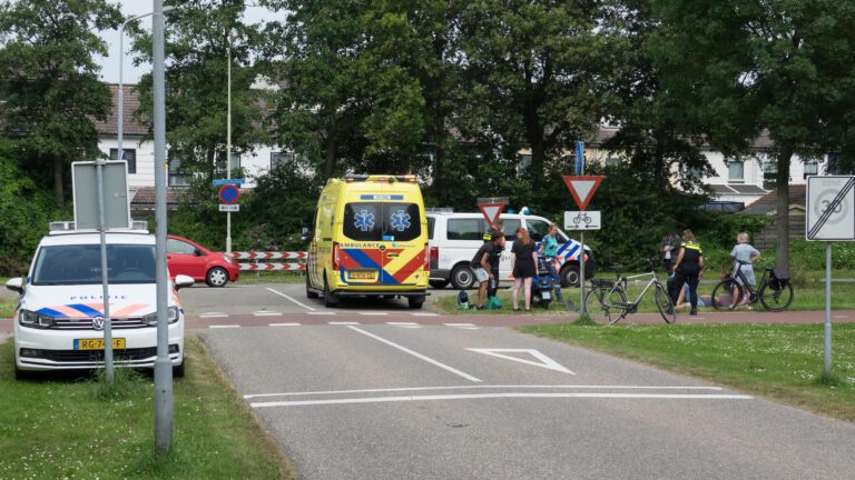 Fietser gewond na botsing met snorscooter op fietspad in Zuid-Scharwoude