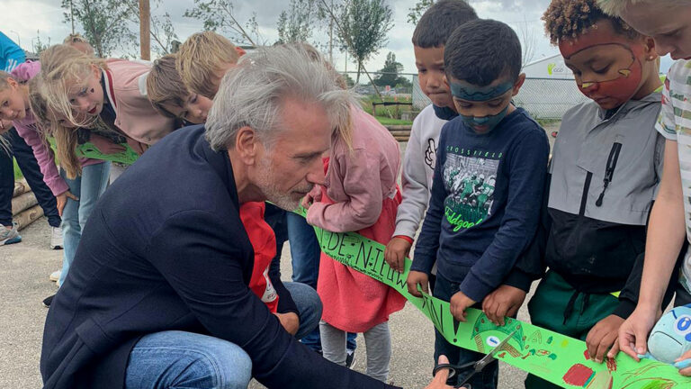 BSO-tuin ‘nieuwe stijl’ bij Kiddies aan de Olympiaweg in Alkmaar feestelijk geopend