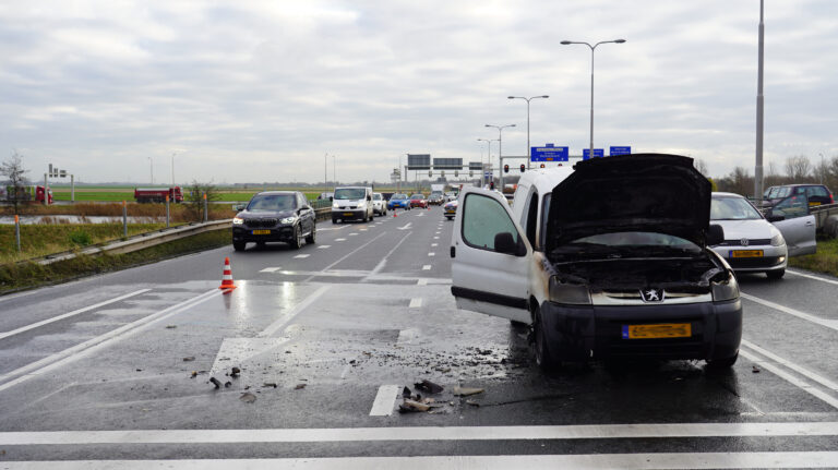 Auto in brand bij verkeerslichten op Nieuwe Schermerweg in Alkmaar