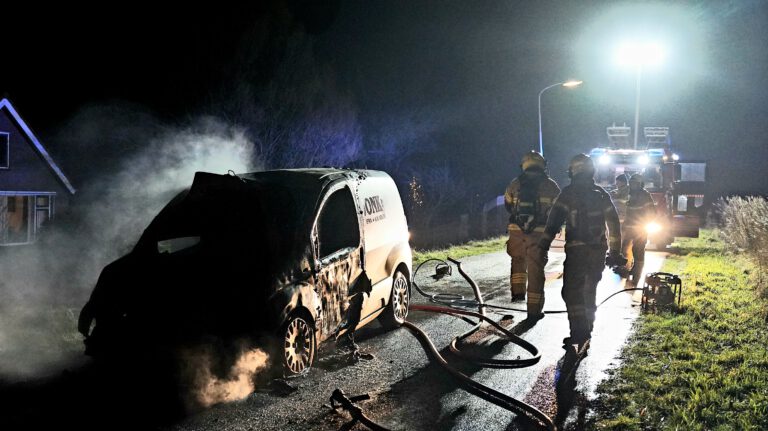 Bedrijfsauto door brand verwoest op Oudelandsdijkje in West-Graftdijk