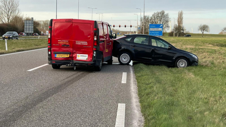 Kop-staartbotsing met veel blikschade op N245 in Noord-Scharwoude