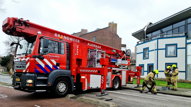 Dakplaat schiet los van pand op hoek Schinkelwaard en Winkelwaard, omgeving afgezet