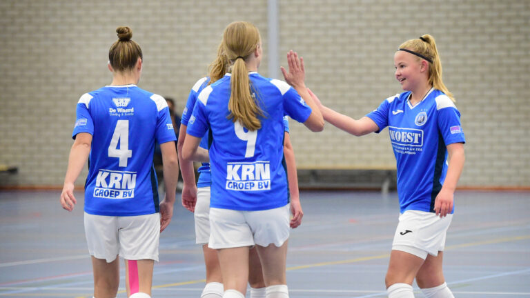 Vrouwenteam FC Marlene verdedigt koppositie in Eredivisie Zaalvoetbal tegen nummer 2 Os Lusitanos