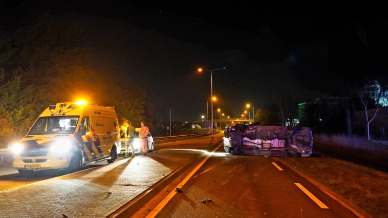 Gewonde en auto op zijn kant na eenzijdig ongeval op Westerweg Heerhugowaard