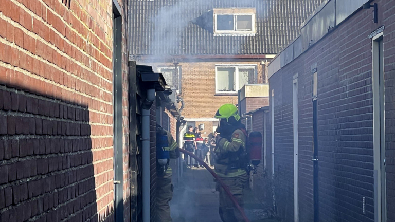 Gasfles explodeert in schuur bij huis aan Pieter de Hooghstraat in Heerhugowaard