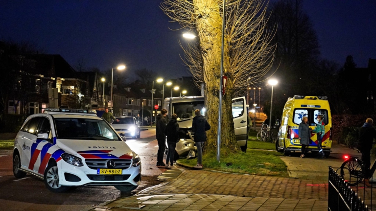 Automobilist wordt onwel op Frieseweg en eindigt tegen boom