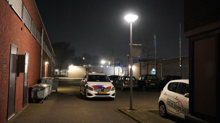 Beroving bij Alkmaars winkelcentrum; dader op de vlucht