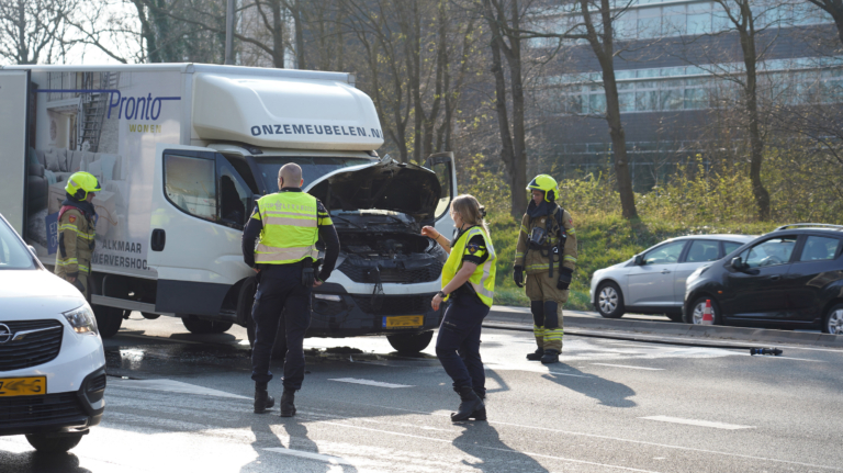 Kleine vrachtwagen vliegt in brand op N9 in Alkmaar