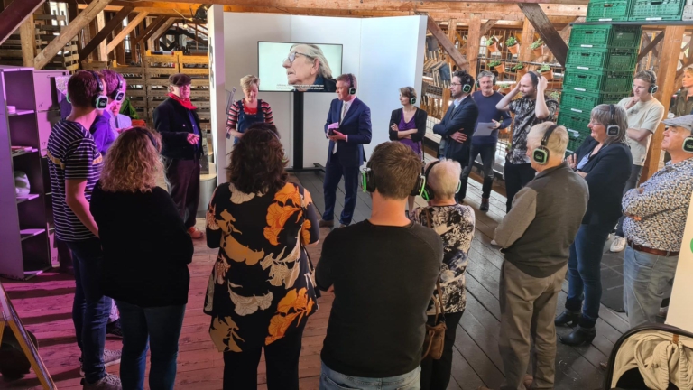 Burgemeester maakt handen vuil bij opening expositie in Museum BroekerVeiling