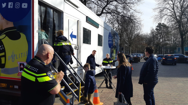 Wijkagenten en boa’s met Mobiel Media Lab door omgeving Heerhugowaard