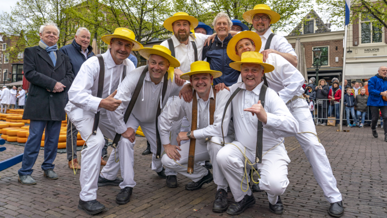 AZ-legende Kees Kist opent Alkmaarse Kaasmarkt