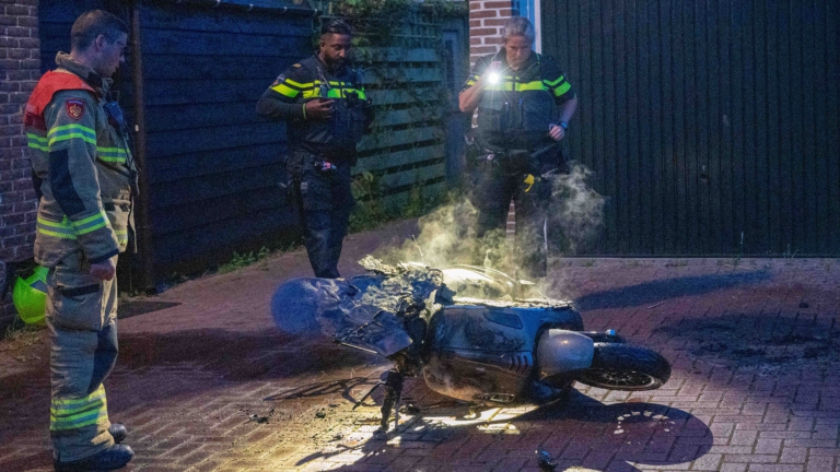 Gestolen scooter in brand gestoken in Schoorl; getuigen zien twee mensen wegrennen
