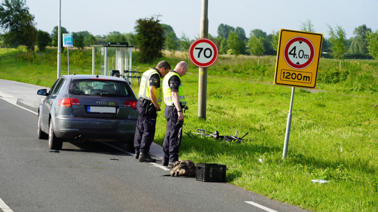 Fietser zwaargewond na aanrijding met auto op Westerweg (N242)