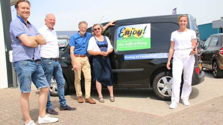 Gulle gevers doneren nieuwe elektrische auto aan Voedselhulp Schoorl