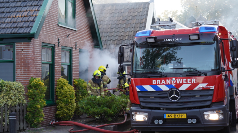 Flinke woningbrand aan Dorpsstraat in Broek op Langedijk