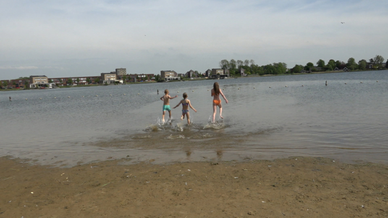 Gemeente gaat tegen negatief zwemadvies in: “Water bij het Strand van Luna is prima”