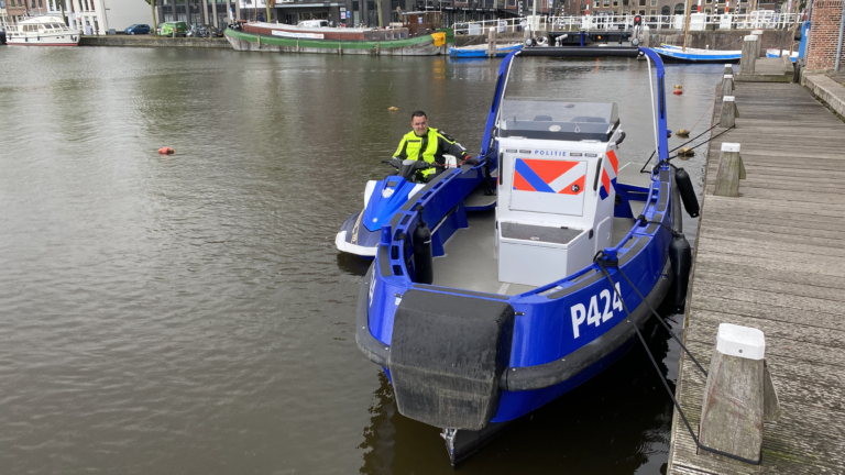 Weekendje vaarsurveillance in Alkmaar: 19 boetes en vondst vermoedelijk gestolen boot