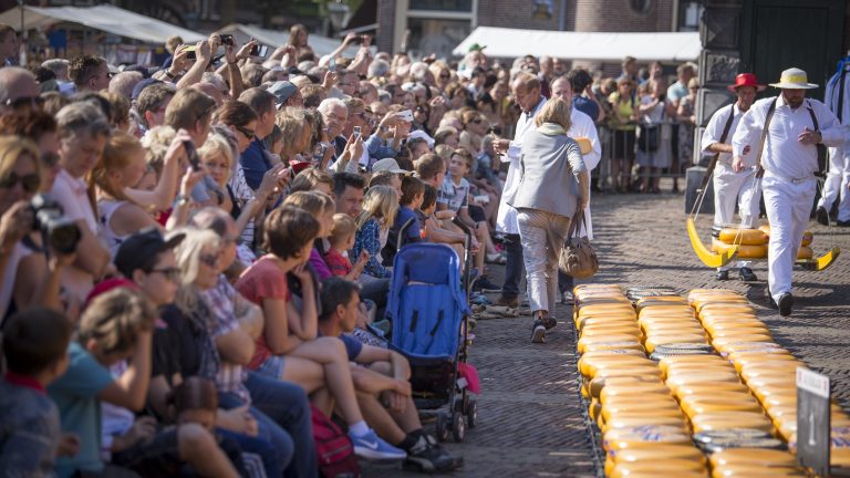 Politie Alkmaar waarschuwt: zakkenrollers actief rond kaasmarkt