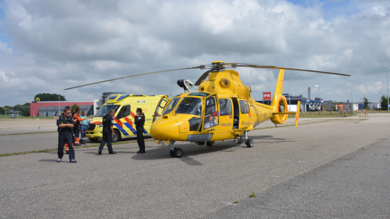 SAR-helikopter vliegt twee keer met patiënt naar P8 bij AZ stadion