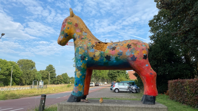 Kleurrijk kunstpaard Stompetoren gaat weg na verval: “Maximale levensduur bereikt”