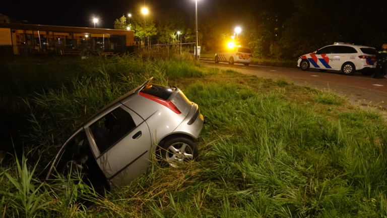 Auto te water langs Hertog Aalbrechtweg Alkmaar