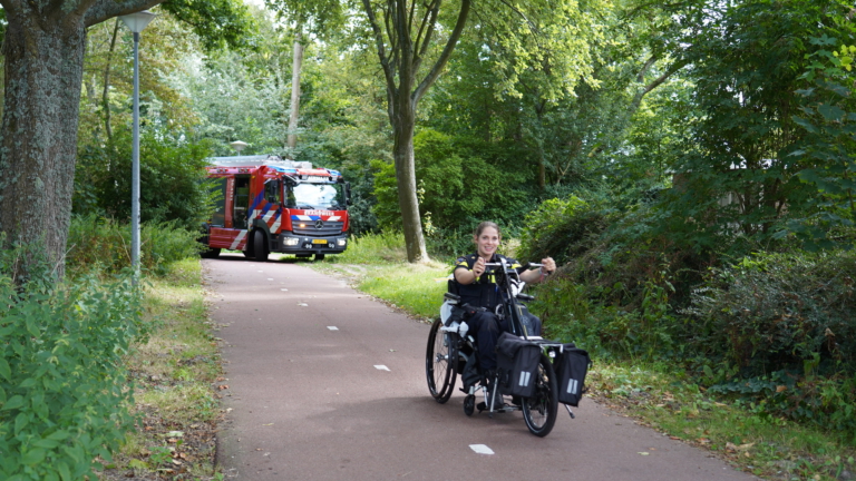 Omstanders redden man met handbike uit Zandersloot, brandweer assisteert