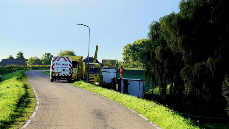 Vrachtwagenaanhanger valt om op weggetje vanaf Oostdijk in Driehuizen