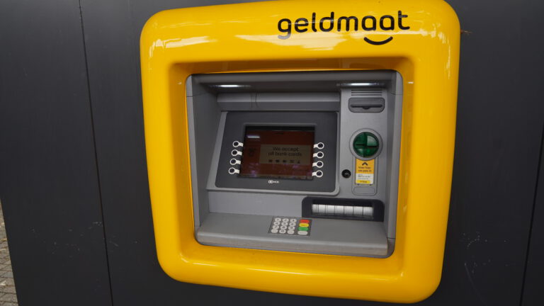 Nieuwe geldautomaat in Noord-Scharwoude: “Heel fijn!”