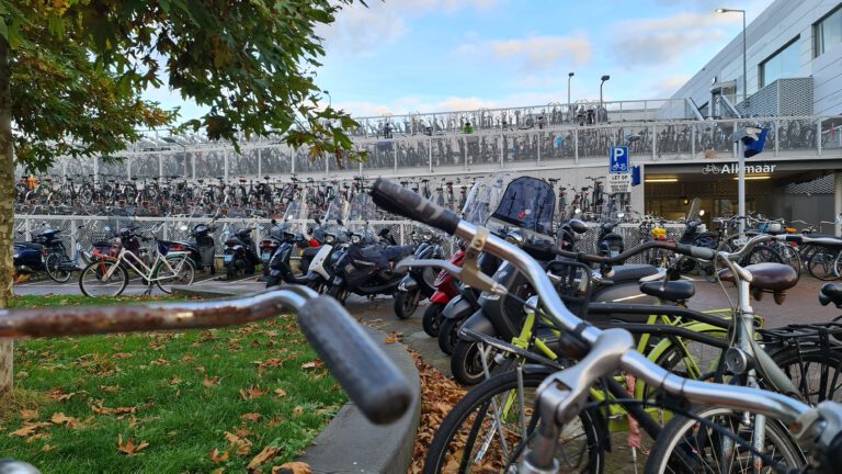 Gemeente Alkmaar in actie tegen fietswrakken: “Toegankelijkheid van station komt in het geding”