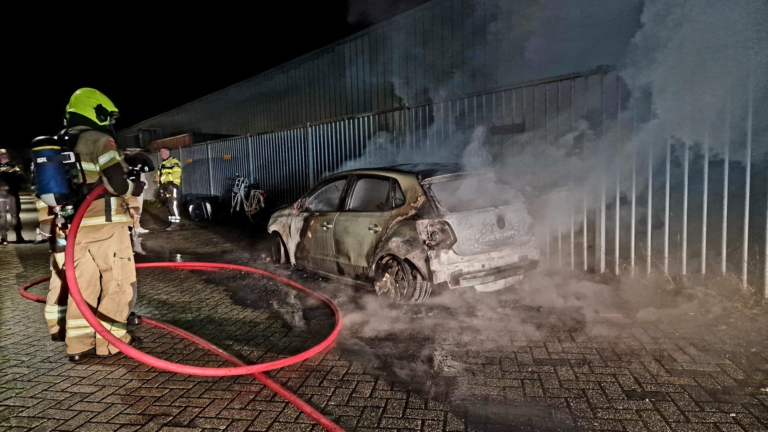 Auto gaat in vlammen op in Kamerlingh Onnesstraat in Alkmaar