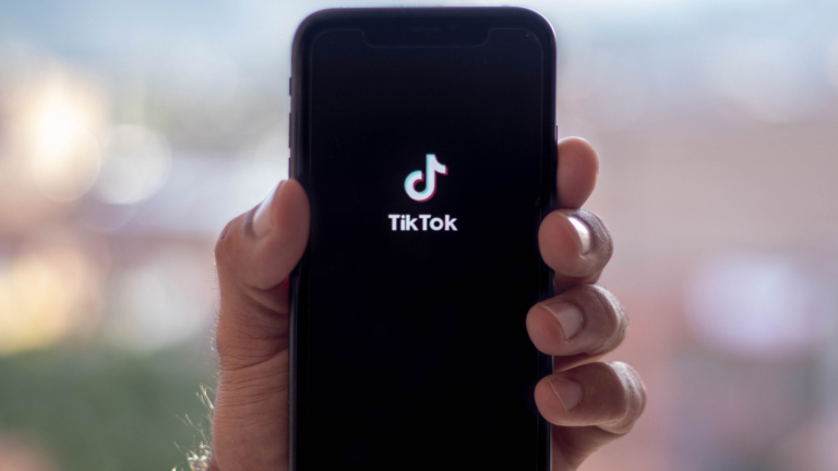 Geen gevangenis, wel kliniek voor Tiktok-pedofiel (42): “Familie blijft achter met brokstukken”