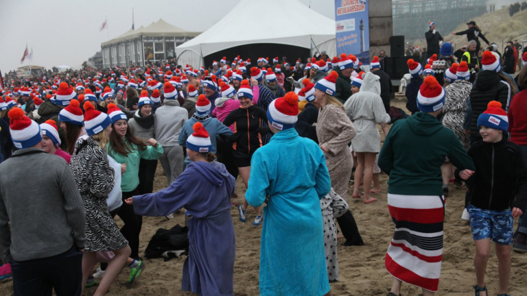 Mutsen van Nieuwjaarsduik Egmond naar arme gezinnen in Nederland en Oost-Europa