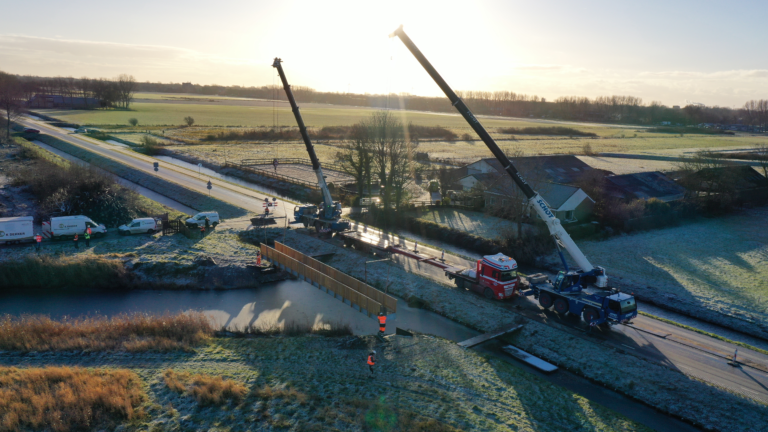 Wandelbrug bij Kleimeer in Koedijk ligt op zijn plek